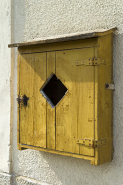 Détail d'une boite à bouée sur la façade antérieure. © Région Bourgogne-Franche-Comté, Inventaire du patrimoine