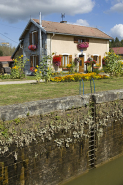 Vue de trois-quart sud-ouest de la maison éclusière depuis la rive gauche. © Région Bourgogne-Franche-Comté, Inventaire du patrimoine