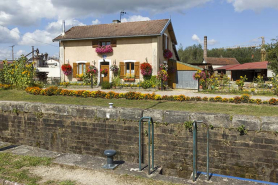 Façade antérieure de la maison d'éclusier depuis la rive gauche. © Région Bourgogne-Franche-Comté, Inventaire du patrimoine
