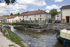 Passage d'un bâteau de plaisance. © Région Bourgogne-Franche-Comté, Inventaire du patrimoine