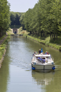 Bateau de plaisance et le tunnel en arrière-plan. © Région Bourgogne-Franche-Comté, Inventaire du patrimoine
