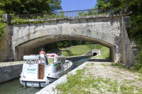 Pont ferrovier et vue de l'entrée aval du souterrain. © Région Bourgogne-Franche-Comté, Inventaire du patrimoine