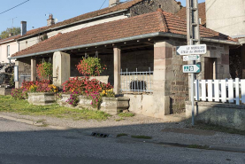 Fontaine-Lavoir, au milieu du village. © Région Bourgogne-Franche-Comté, Inventaire du patrimoine