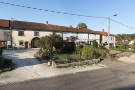 Alignement de fermes, Grande rue. © Région Bourgogne-Franche-Comté, Inventaire du patrimoine