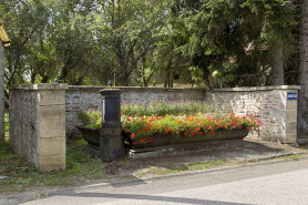 Fontaine-abreuvoir située à l'intersection de la Grande rue et rue du Chalet. © Région Bourgogne-Franche-Comté, Inventaire du patrimoine