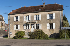 Demeure en bordure du canal. © Région Bourgogne-Franche-Comté, Inventaire du patrimoine