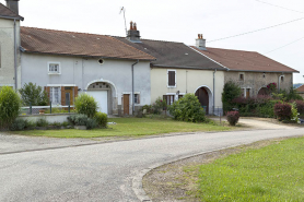 Alignement de fermes, rue de Pont-du-Bois. © Région Bourgogne-Franche-Comté, Inventaire du patrimoine