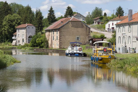 Maisons le long du canal. © Région Bourgogne-Franche-Comté, Inventaire du patrimoine