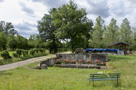 Fontaine des Carelles chemin de la patouillette. Vue d'ensemble de face. © Région Bourgogne-Franche-Comté, Inventaire du patrimoine