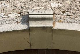 Alignement en bas du village, au nord de la fontaine. Détail de clé de voute de la porte de grange avec la date 1838. © Région Bourgogne-Franche-Comté, Inventaire du patrimoine