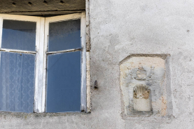 Détail de sculpture et linteau remployé, 3 rue de l'adjoint. © Région Bourgogne-Franche-Comté, Inventaire du patrimoine