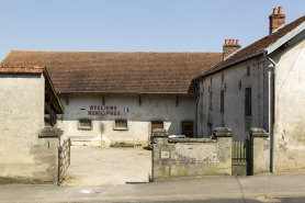 20 grande rue : les ateliers municipaux sont installés dans une ancienne ferme des filatures. © Région Bourgogne-Franche-Comté, Inventaire du patrimoine