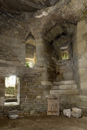 Dans la tour ouest : vue sur l'entrée et l'escalier. © Région Bourgogne-Franche-Comté, Inventaire du patrimoine