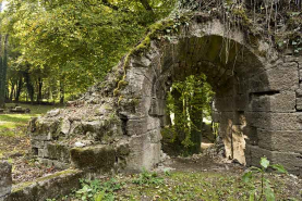 Tour est. Meurtrière orientée vers le sud ouest. © Région Bourgogne-Franche-Comté, Inventaire du patrimoine