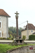 Croix érigée à l'angle de la rue de la poste et de la grande rue. © Région Bourgogne-Franche-Comté, Inventaire du patrimoine