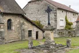 Vue de trois-quart sud de la croix située au sud-est, le long du flanc antérieur de l'édifice. © Région Bourgogne-Franche-Comté, Inventaire du patrimoine