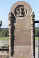 Détail du pilier gauche du portail d'entrée. © Région Bourgogne-Franche-Comté, Inventaire du patrimoine