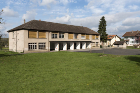 Vue de trois quart sud-ouest de la façade sud de la mairie. © Région Bourgogne-Franche-Comté, Inventaire du patrimoine