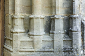 Détail de la base du piedroit droit. © Région Bourgogne-Franche-Comté, Inventaire du patrimoine