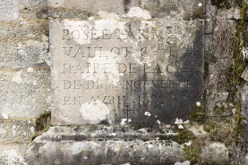 Détail de l'inscription à la base du pilastre droit du portail. © Région Bourgogne-Franche-Comté, Inventaire du patrimoine