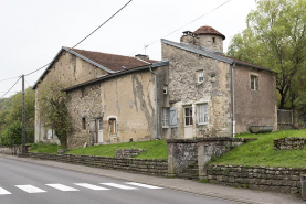 Maison avec tour d'escalier entre la rue de la poste et grande rue. Vue d'ensemble du nord-ouest. © Région Bourgogne-Franche-Comté, Inventaire du patrimoine