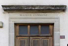 Pignon est : détail du linteau de l'entrée. © Région Bourgogne-Franche-Comté, Inventaire du patrimoine