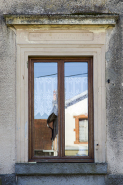 Détail de la baie de l'étage et de l'inscription 2, rue Saint isidore (cette pierre a été posée par Goux et Girardin (?) 1831 (?) © Région Bourgogne-Franche-Comté, Inventaire du patrimoine