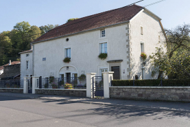 Maison 35, grande rue, vue de trois-quart nord-ouest. © Région Bourgogne-Franche-Comté, Inventaire du patrimoine