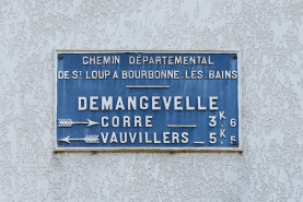 Détail d'une plaque d'indication géographique posée sur la façade antérieure 35, grande rue. © Région Bourgogne-Franche-Comté, Inventaire du patrimoine