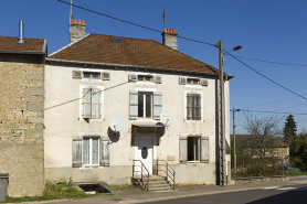Façade antérieure sur la grande rue de la maison d'habitation, 28 grande rue. © Région Bourgogne-Franche-Comté, Inventaire du patrimoine