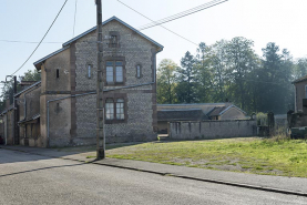 Vue d'ensemble depuis le nord-ouest : pignon et cour. © Région Bourgogne-Franche-Comté, Inventaire du patrimoine