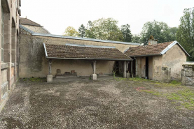 Cour, préau, toilettes, à l'arrière du bâtiment. © Région Bourgogne-Franche-Comté, Inventaire du patrimoine