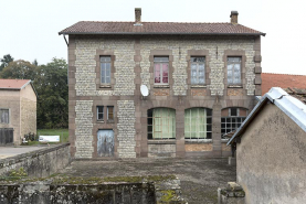 Façade postérieure et cour. © Région Bourgogne-Franche-Comté, Inventaire du patrimoine