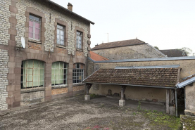 Cour, préau, détail de la façade postérieure. © Région Bourgogne-Franche-Comté, Inventaire du patrimoine