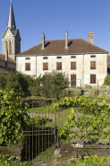 Vue d'ensemble du jardin et de la façade postérieure. © Région Bourgogne-Franche-Comté, Inventaire du patrimoine