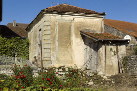 Vue de trois-quart du pignon est et de l'appentis de l'édicule de jardin. © Région Bourgogne-Franche-Comté, Inventaire du patrimoine