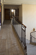 Vue d'ensemble de la distribution de l'aile sud à l'étage et escalier du comble prenant la lumière par son oculus sur le pignon sud. © Région Bourgogne-Franche-Comté, Inventaire du patrimoine