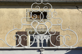 Détail du couronnement de fer forgé de la porte flamande portant la date de 1750 ainsi qu'un monogramme. © Région Bourgogne-Franche-Comté, Inventaire du patrimoine