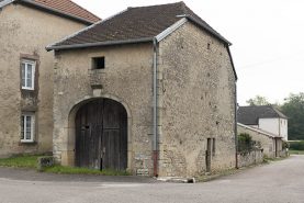 Vue depuis l'angle de la rue Pierre Billecard et de la place du général de Gaulle (ancienne rue St Maurice) sur l'ancien abattoir, ancienne écurie. © Région Bourgogne-Franche-Comté, Inventaire du patrimoine