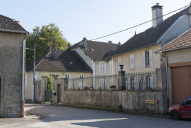 Vue depuis le nord-ouest sur l'entrée de la demeure, sa dépendance et sa façade (nord) sur rue. © Région Bourgogne-Franche-Comté, Inventaire du patrimoine