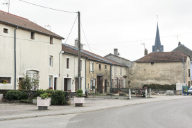 Alignement rive nord de la rue Jean Monasson. © Région Bourgogne-Franche-Comté, Inventaire du patrimoine