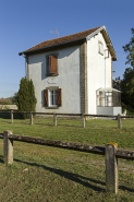 Ancienne emprise des voies et ancienne maison du garde-barrière vue de trois-quart nord-ouest. © Région Bourgogne-Franche-Comté, Inventaire du patrimoine