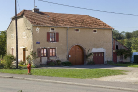 Vue de trois-quart de la façade antérieure nord-est de la ferme située 4 rue du faubourg Louis Boulanger. © Région Bourgogne-Franche-Comté, Inventaire du patrimoine