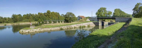 Vue sur la porte de garde et le barrage depuis l'amont au nord. © Région Bourgogne-Franche-Comté, Inventaire du patrimoine