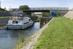 Bateau montant dans la porte de garde. © Région Bourgogne-Franche-Comté, Inventaire du patrimoine