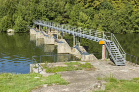 Vue de trois-quart du barrage depuis la rive droite en amont. (nord-ouest) © Région Bourgogne-Franche-Comté, Inventaire du patrimoine