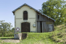Vue du pignon nord de la maison de garde avec date portée sur l'arc de la baie de l'étage. © Région Bourgogne-Franche-Comté, Inventaire du patrimoine