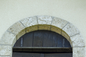 Détail de date portée sur la clé de l'arc de la baie de l'étage du pignon nord de la maison de garde. © Région Bourgogne-Franche-Comté, Inventaire du patrimoine