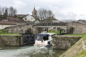 La porte de garde et le village en arrière plan. © Région Bourgogne-Franche-Comté, Inventaire du patrimoine