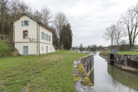 Vue depuis l'aval du site d'écluse. © Région Bourgogne-Franche-Comté, Inventaire du patrimoine